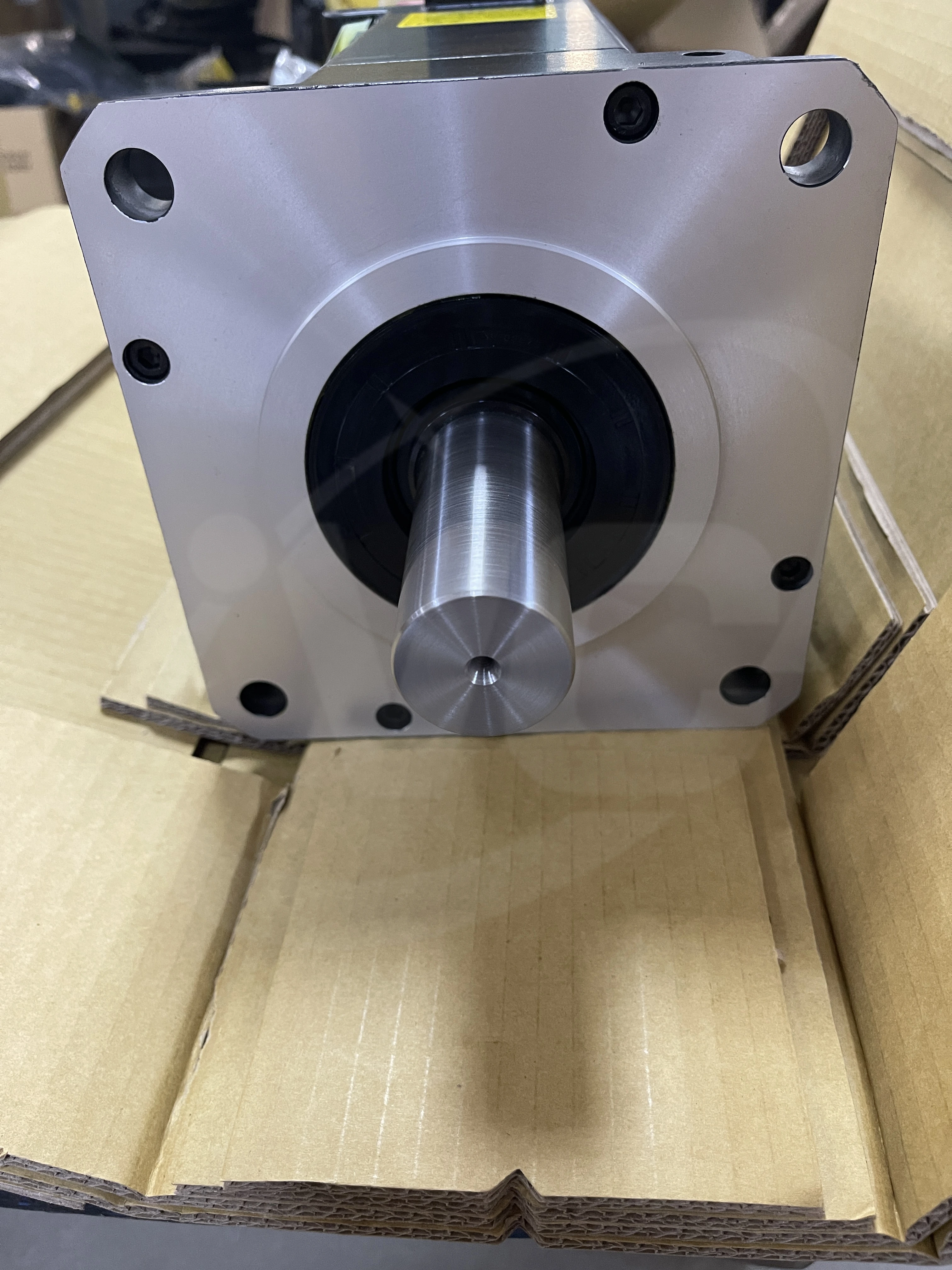 FANUC A06B-0247-B100 AC servo motor shaft and flange view
